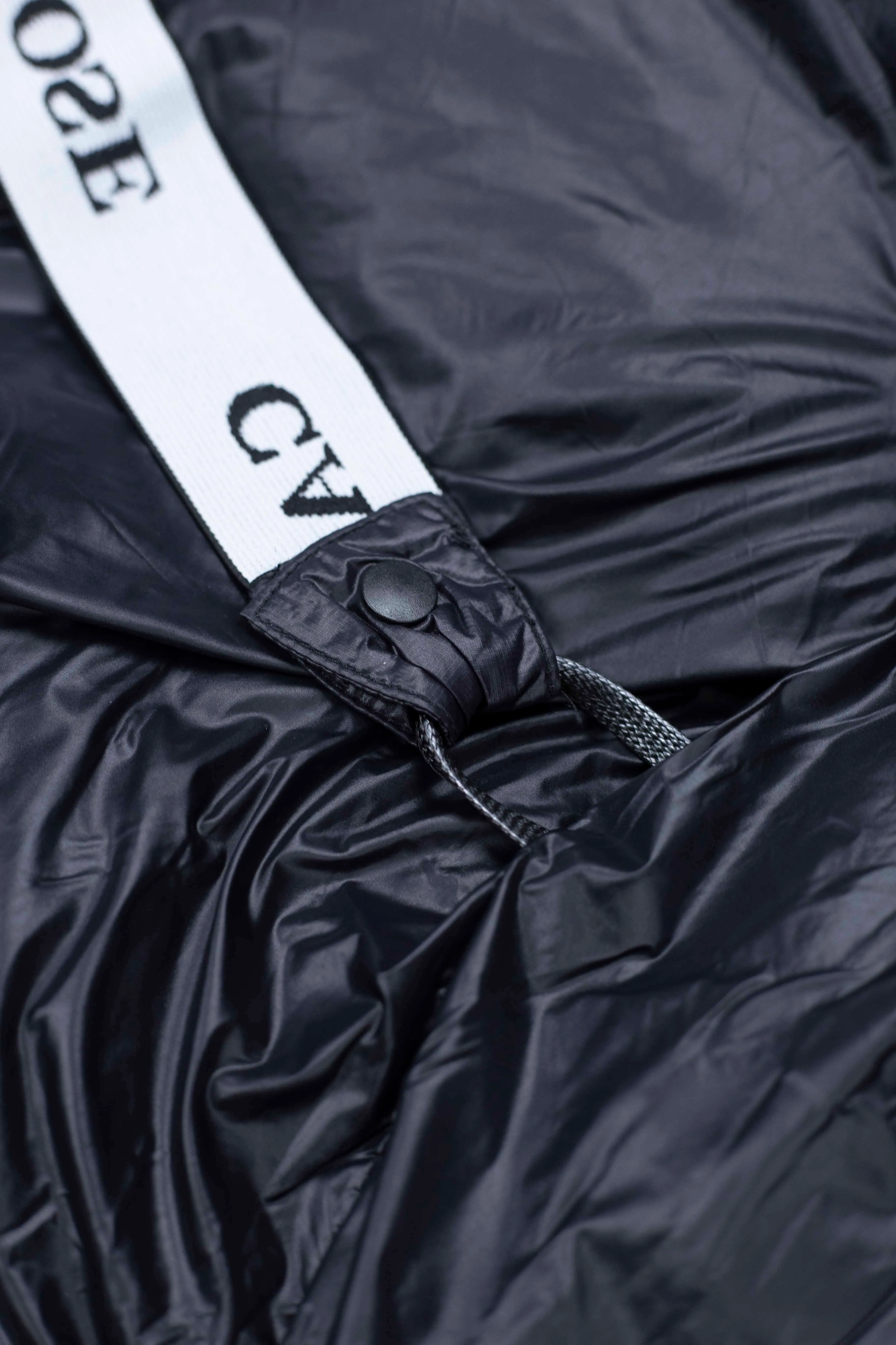 P490 Style number: [Y107] 𝘾𝘼𝙉𝘼𝘿𝘼 𝙂𝙊𝙊𝙎𝙀/Canada Goose Black Red Label Limited New Crofton Puff Down Jacket Pure Guangzhou Inspection 80 White Duck Down Filling‼  Top version, ceiling level‼ Crofton soft bread, the latest style in 2023, has a cold protection effect of up to level 4. It is made of recycled Feather-Light tear-resistant fabric. It is ultra-light and has no weight on the upper body at all! The unique black label highlights your temperament‼  Canada Goose, a Canadian brand, has always been recognized as the warmest down jacket. Various Instagram celebrities, Internet celebrities, and celebrities often wear it for street photos. I do Canada Goose every year, but I still can’t get rid of my love for geese. No matter how cold the winter is, there is no need to be afraid, because there are geese! Filled with 80% white duck down, Canada Goose is the legendary warmest down jacket and is known as a must-have for Arctic outdoor sports! The most popular down jacket in the world, celebrities are rushing to buy it, it is a must-have! Same style for men and women Color Black Size: M~XXL
